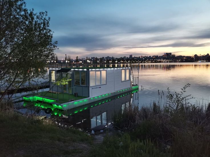 HouseBoat у пристани