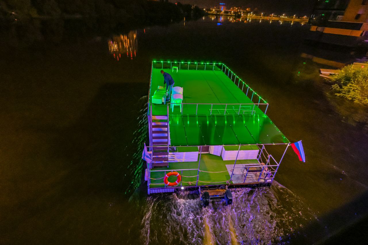 Плавающий дом на воде по водохранилищу